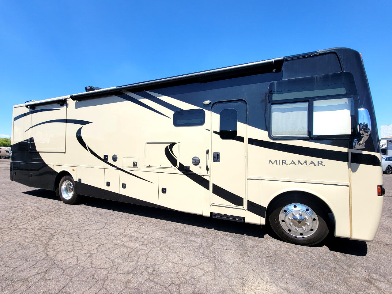 2017 Thor Motor Coach Miramar 34.1