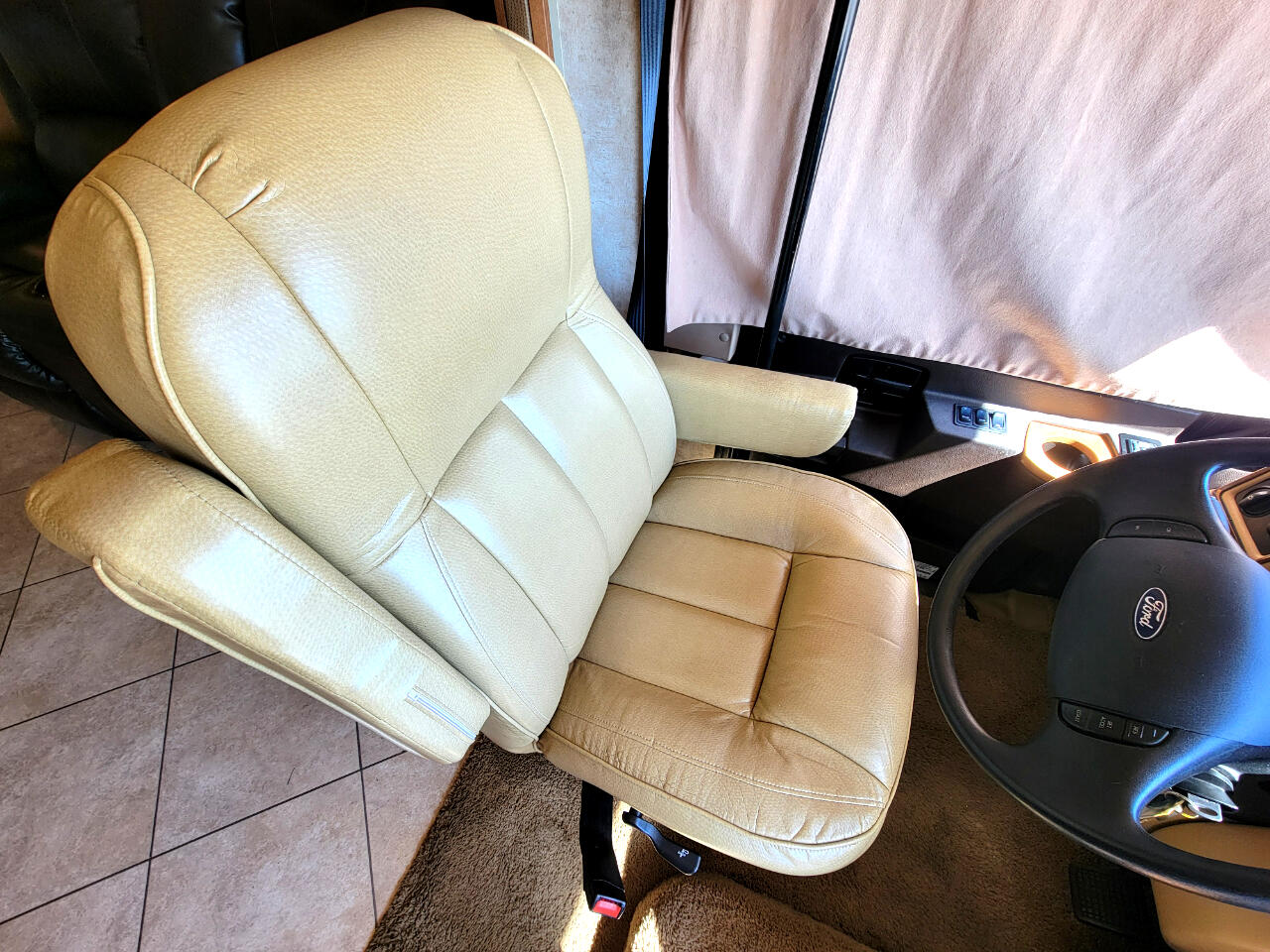 Winnebago Adventurer  2012 Winnebago Adventurer  2012