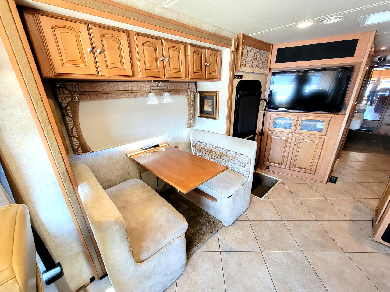 Winnebago Adventurer  2012 Winnebago Adventurer  2012