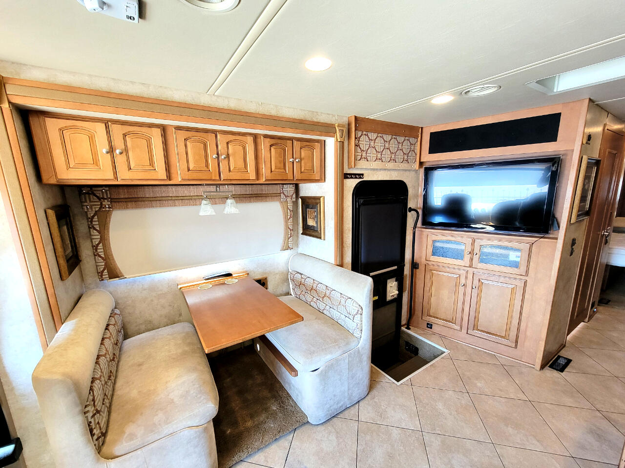 Winnebago Adventurer  2012 Winnebago Adventurer  2012