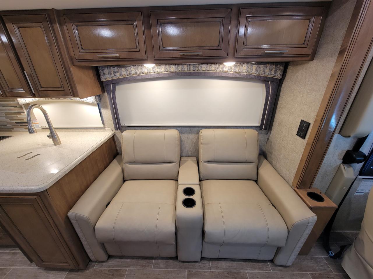 Thor Motor Coach Miramar  2020