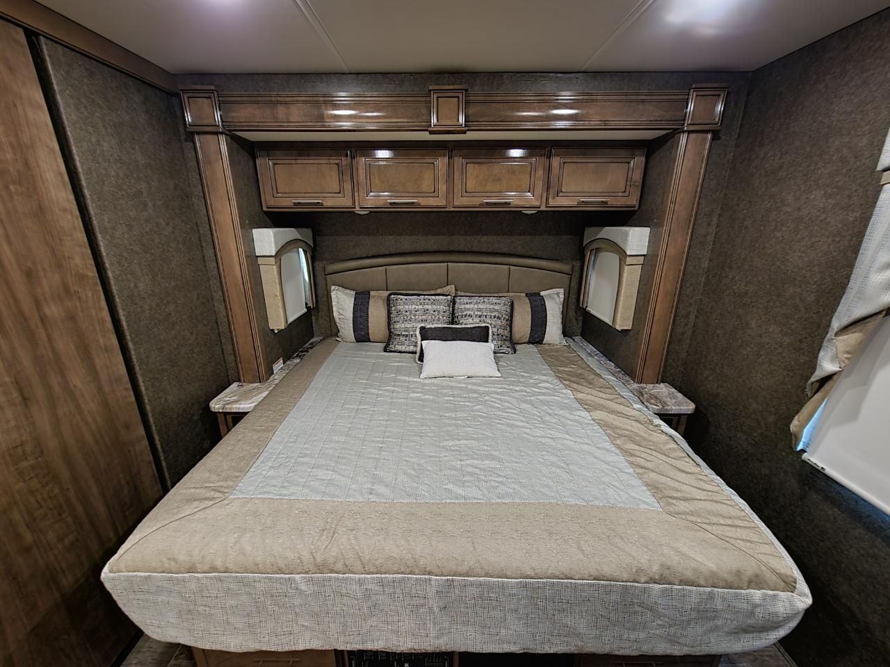 Thor Motor Coach Miramar  2020