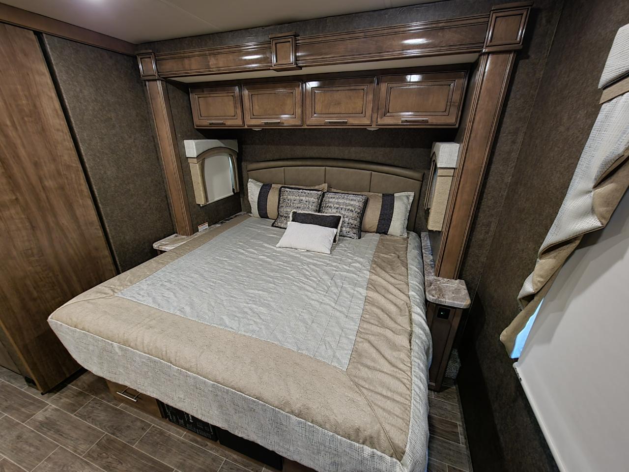 Thor Motor Coach Miramar  2020