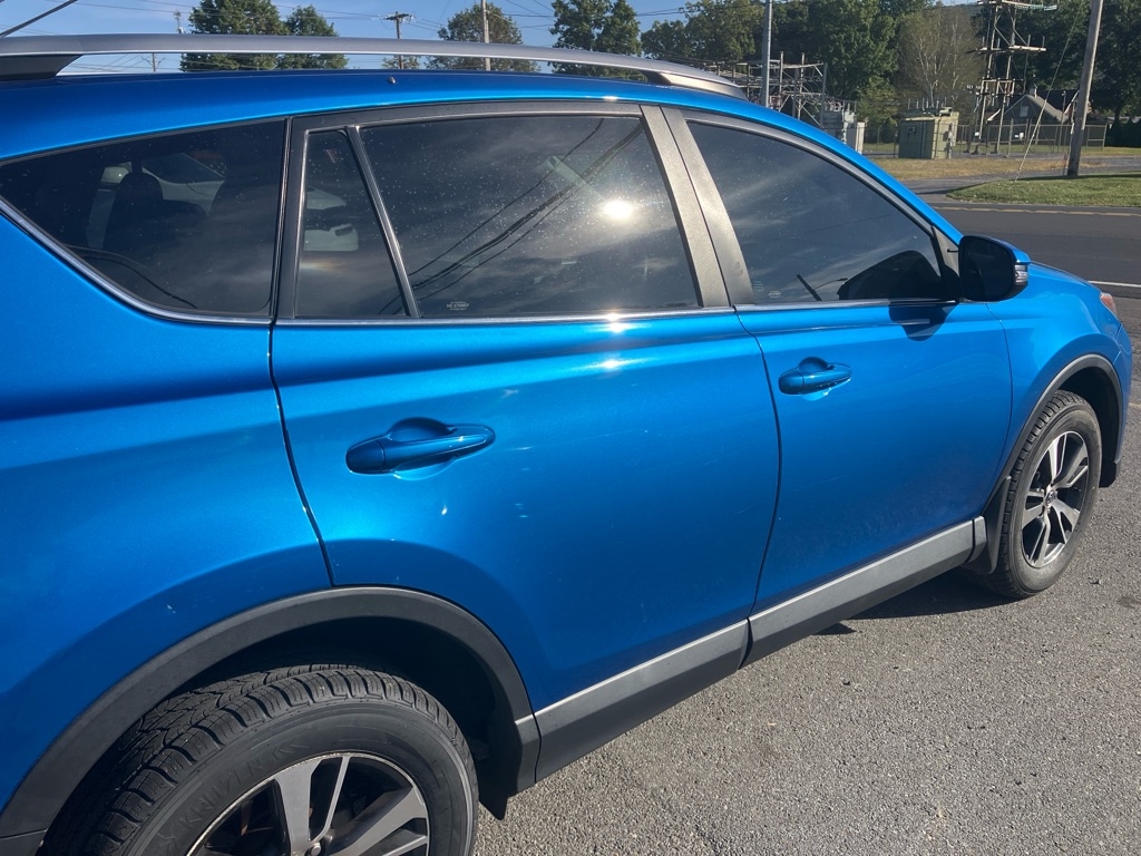 2017 Toyota RAV4 XLE photo 4