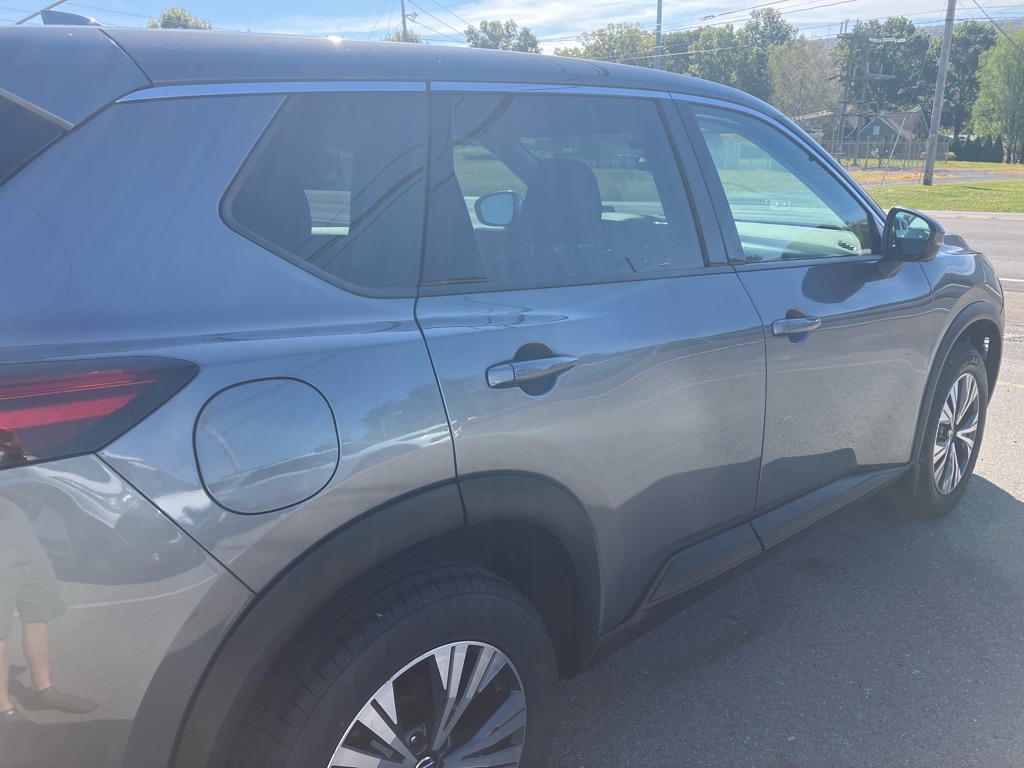 2021 Nissan Rogue SV photo 3
