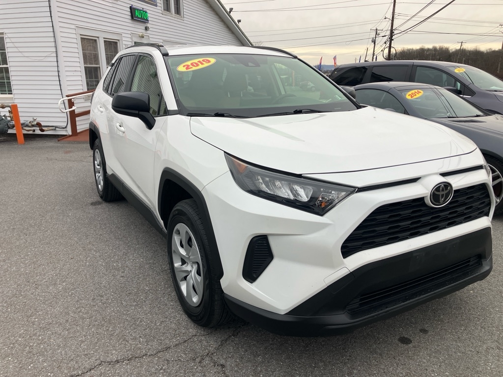 2019 Toyota RAV4 LE's photo