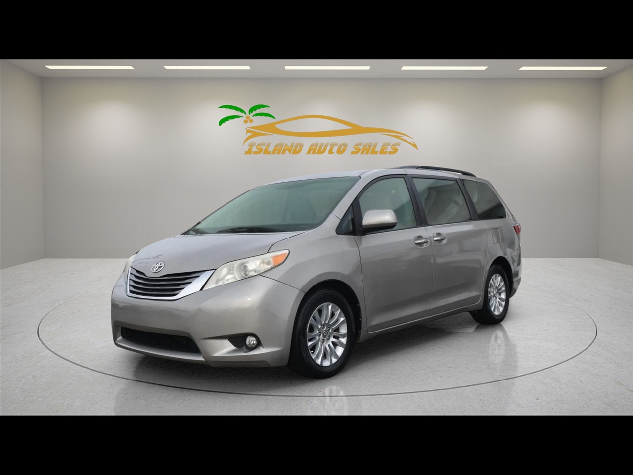 2015 Toyota Sienna XLE's photo