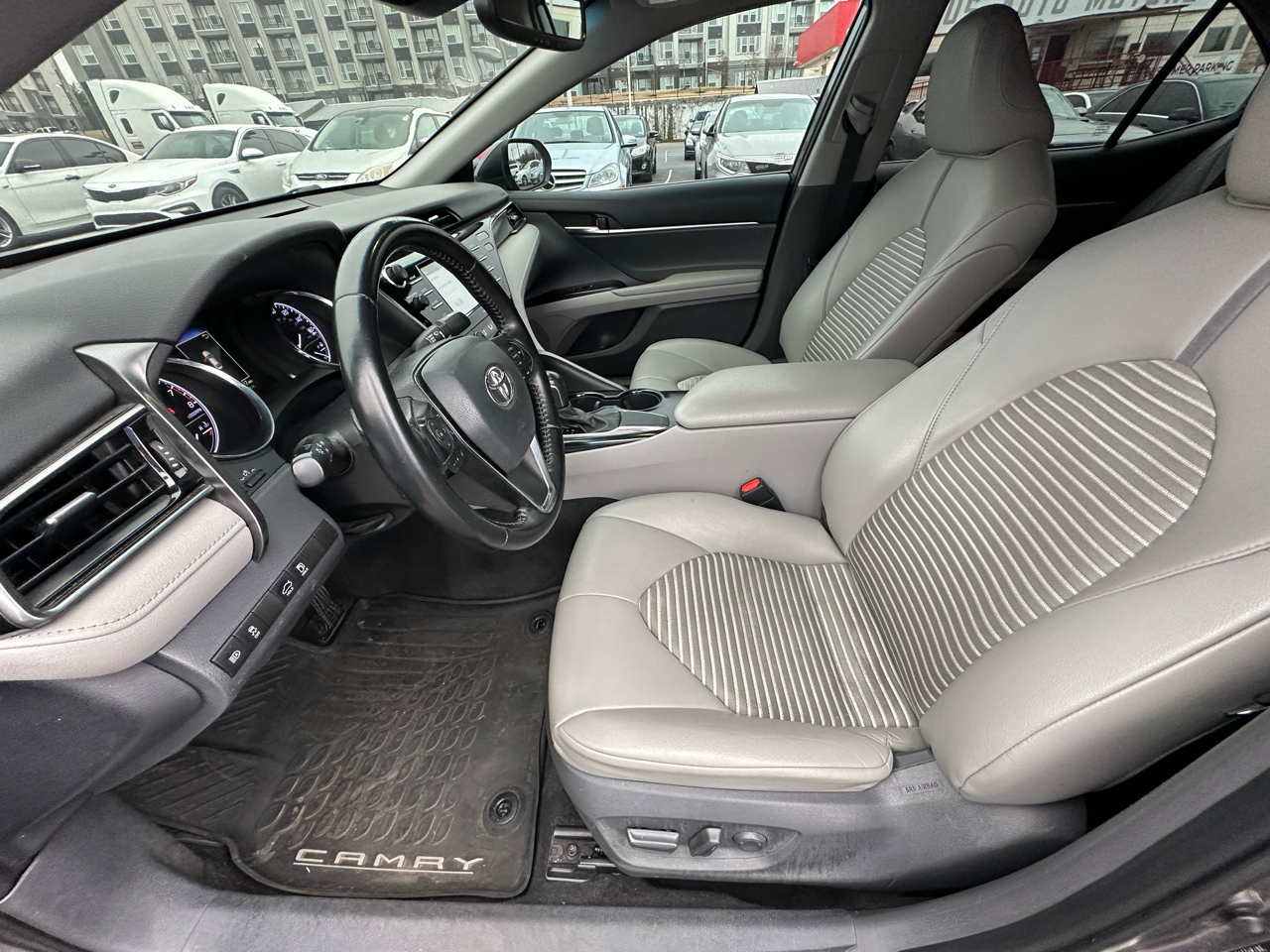 Toyota Camry SE 2020