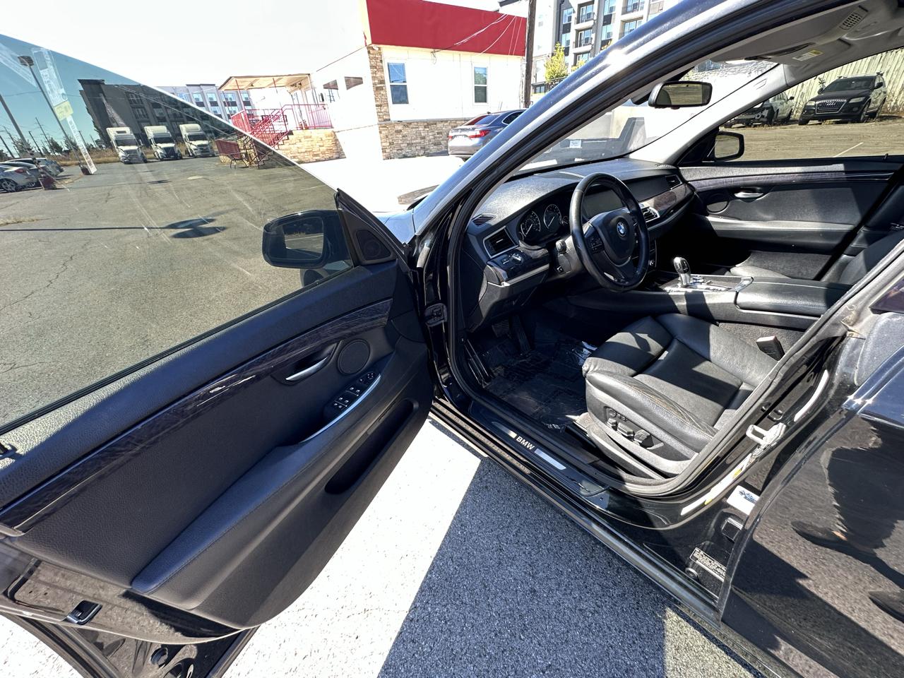 BMW 5-Series Gran Turismo 550i 2011