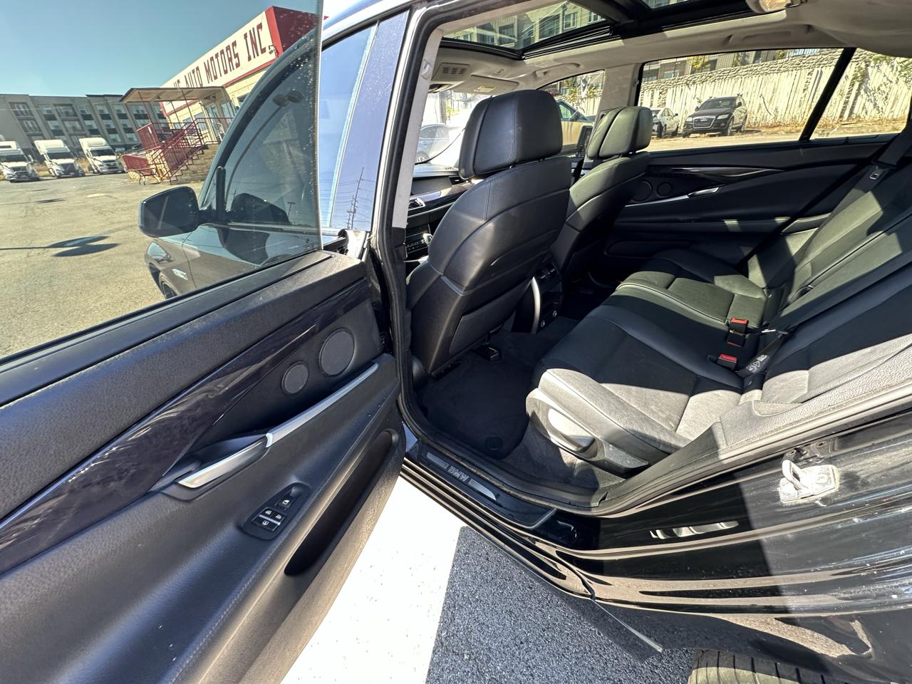 BMW 5-Series Gran Turismo 550i 2011