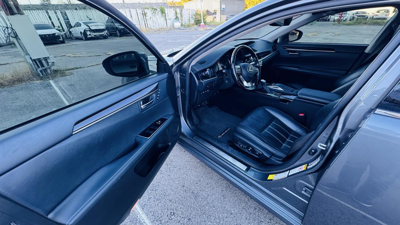 Lexus ES 300h Sedan 2016