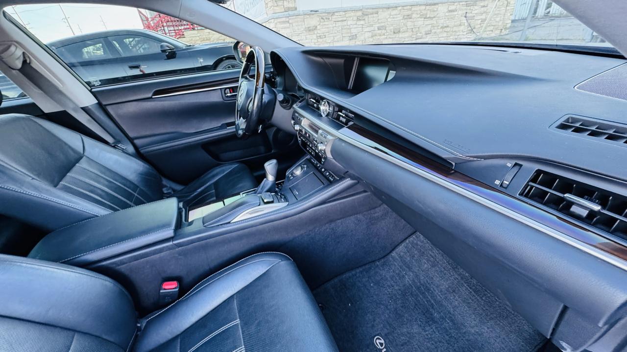 Lexus ES 300h Sedan 2016
