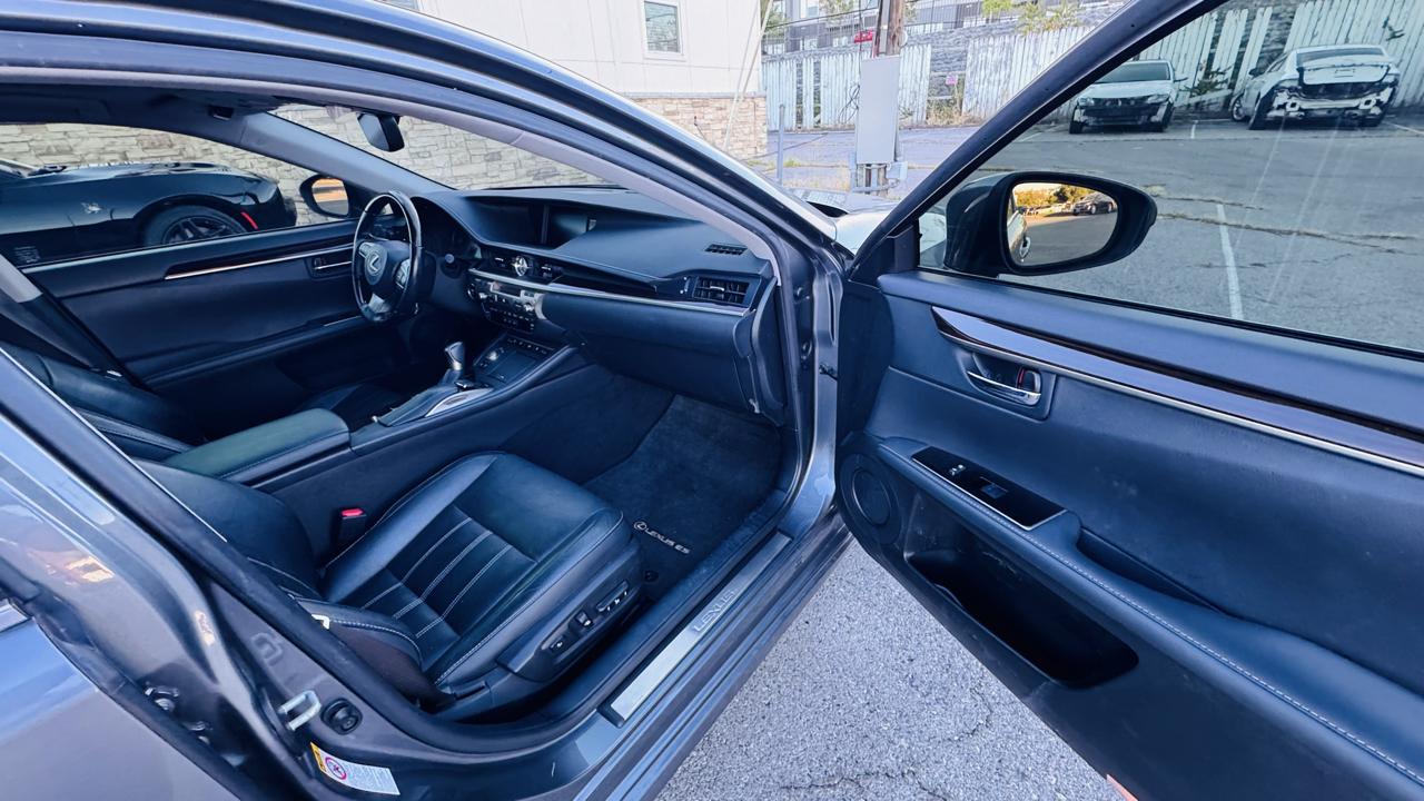 Lexus ES 300h Sedan 2016