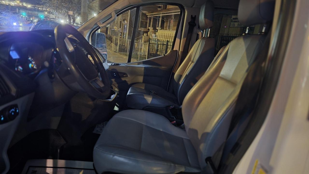 Ford Transit 350 Wagon Low Roof XLT 60/40 Pass. 148-in. WB 2015