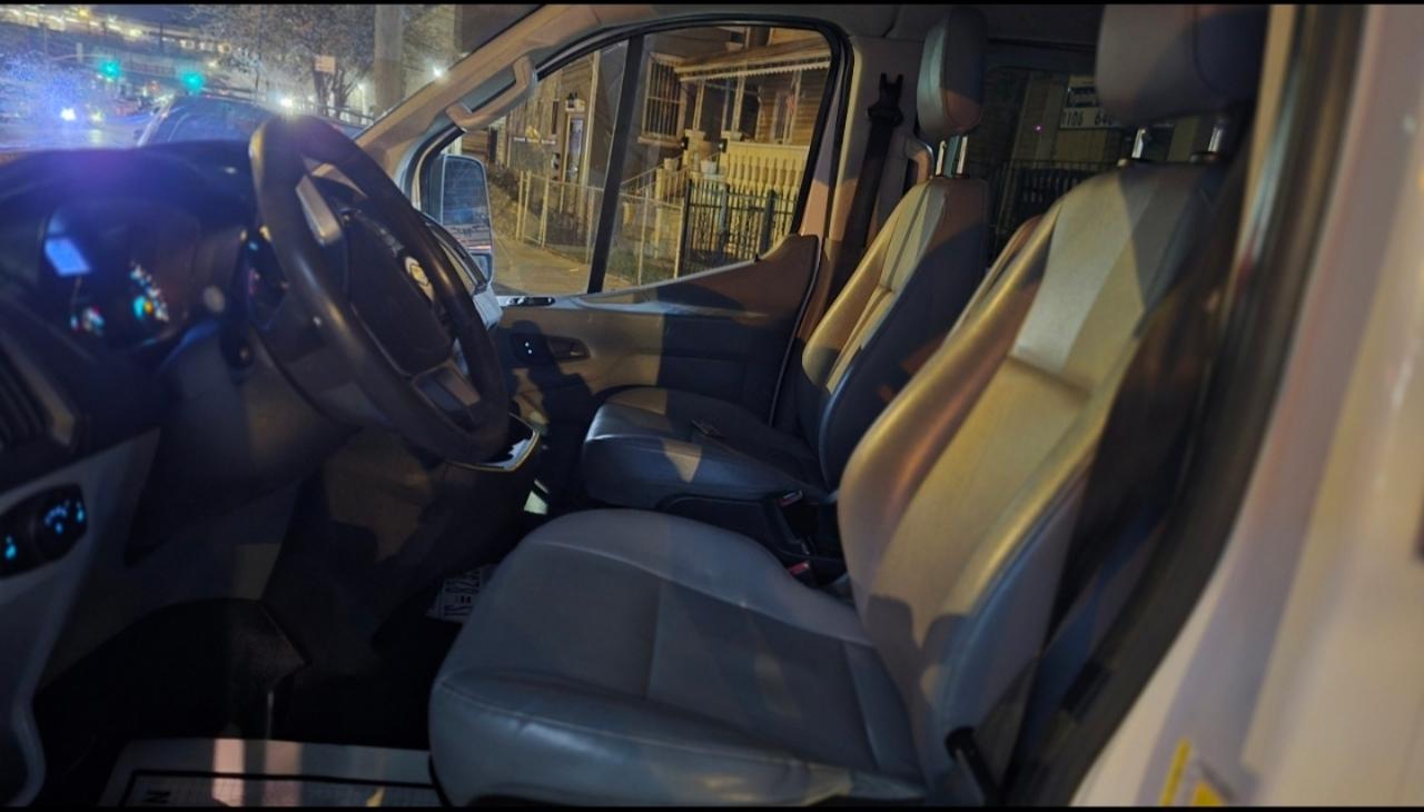 Ford Transit 350 Wagon Low Roof XLT 60/40 Pass. 148-in. WB 2015