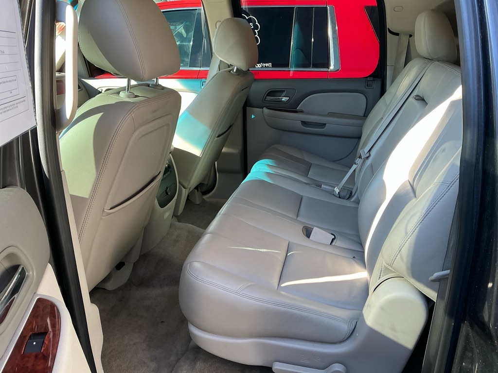 Chevrolet Suburban LT 1500 2WD 2011