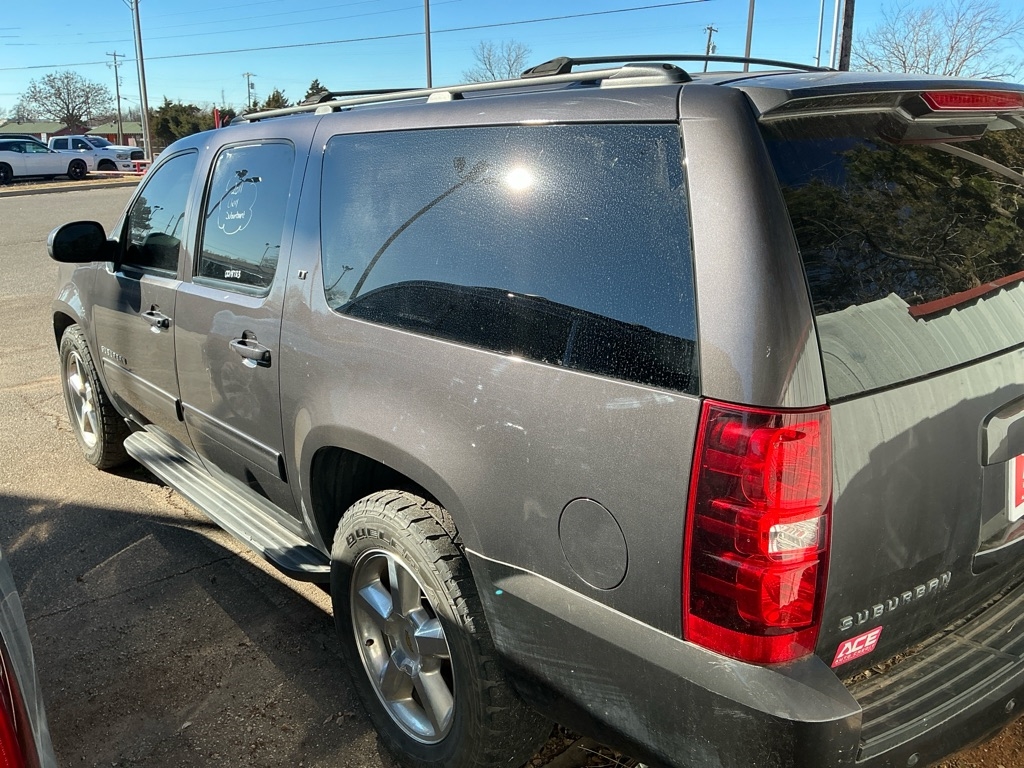 Chevrolet Suburban LT 1500 2WD 2011