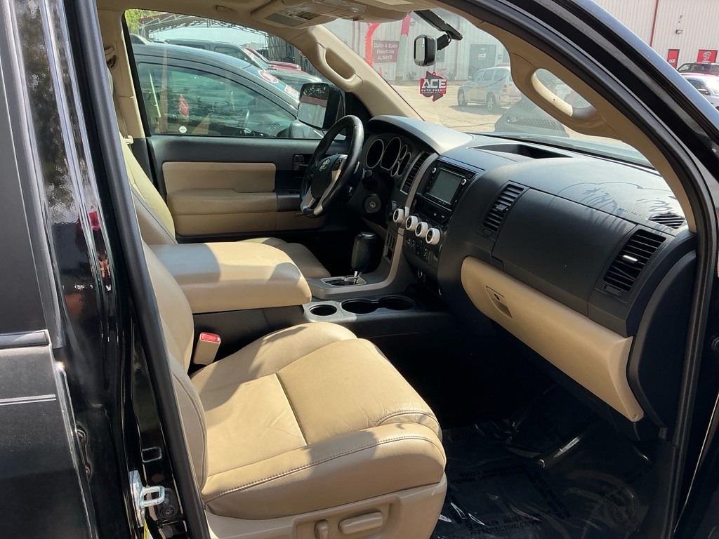 Toyota Sequoia SR5 5.7L 2WD 2015