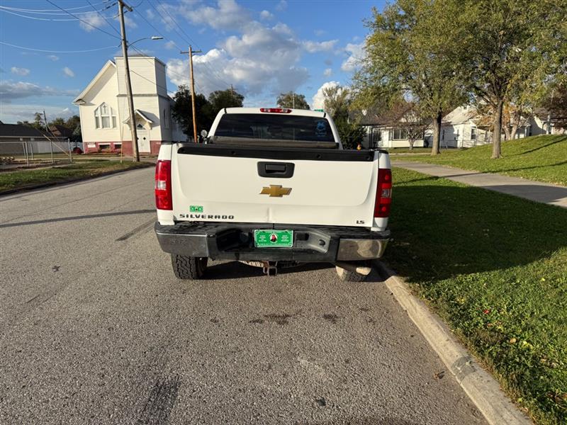 Chevrolet Silverado 1500 LS Extended Cab 4WD 2013 Chevrolet Silverado 1500 LS Extended Cab 4WD 2013