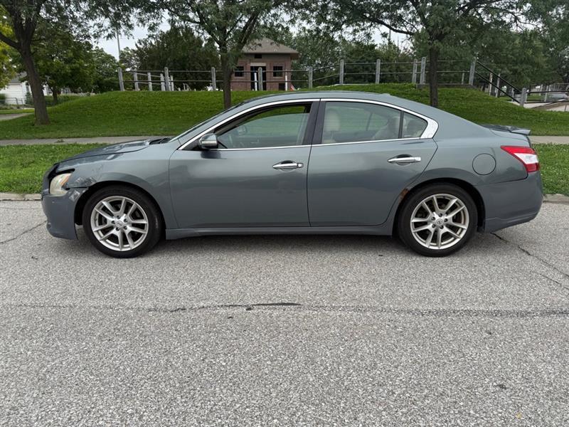 Nissan Maxima S 2011