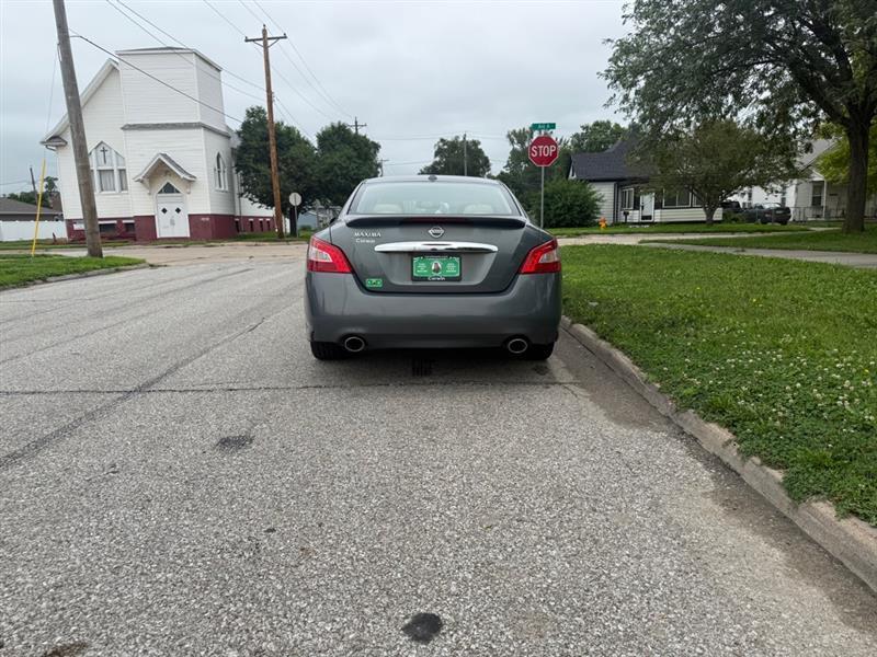 Nissan Maxima S 2011