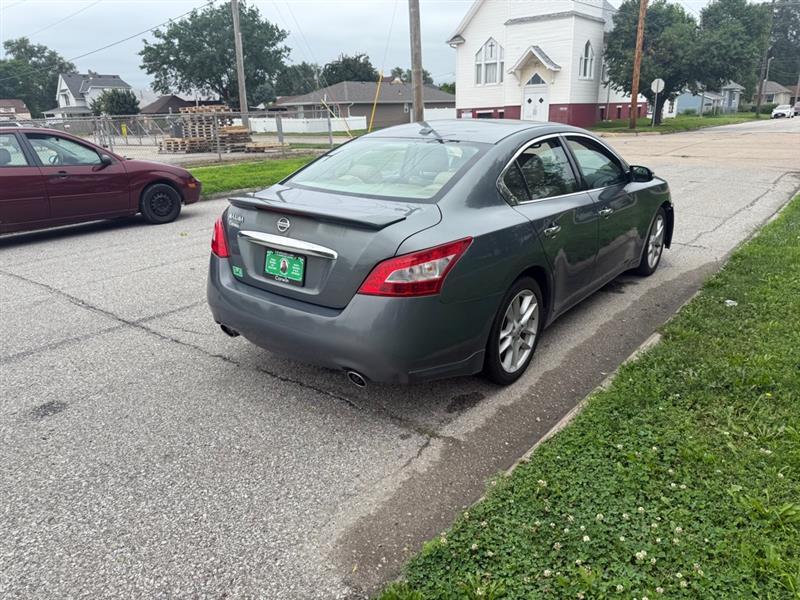 Nissan Maxima S 2011