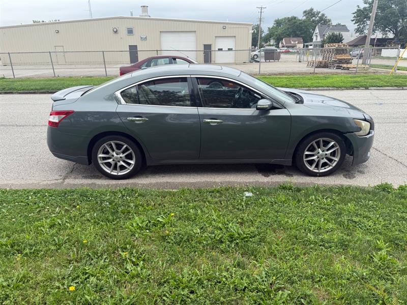 Nissan Maxima S 2011