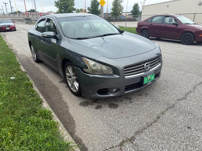 Nissan Maxima S 2011