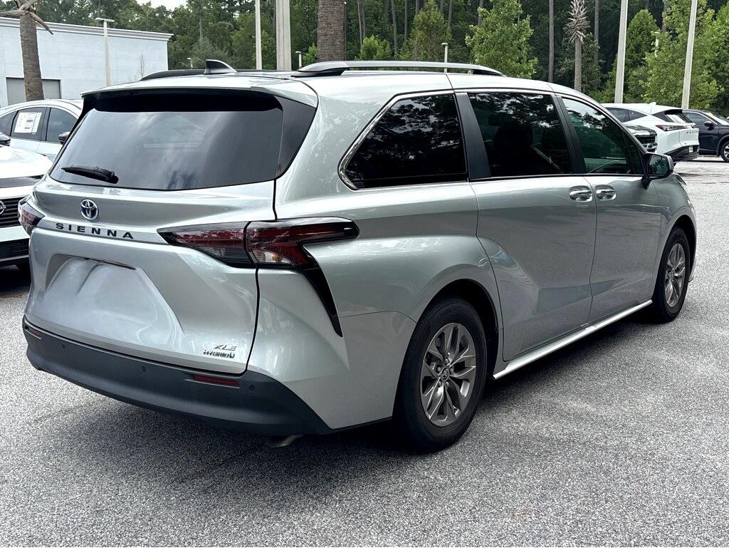 2023 Toyota Sienna XLE photo 2