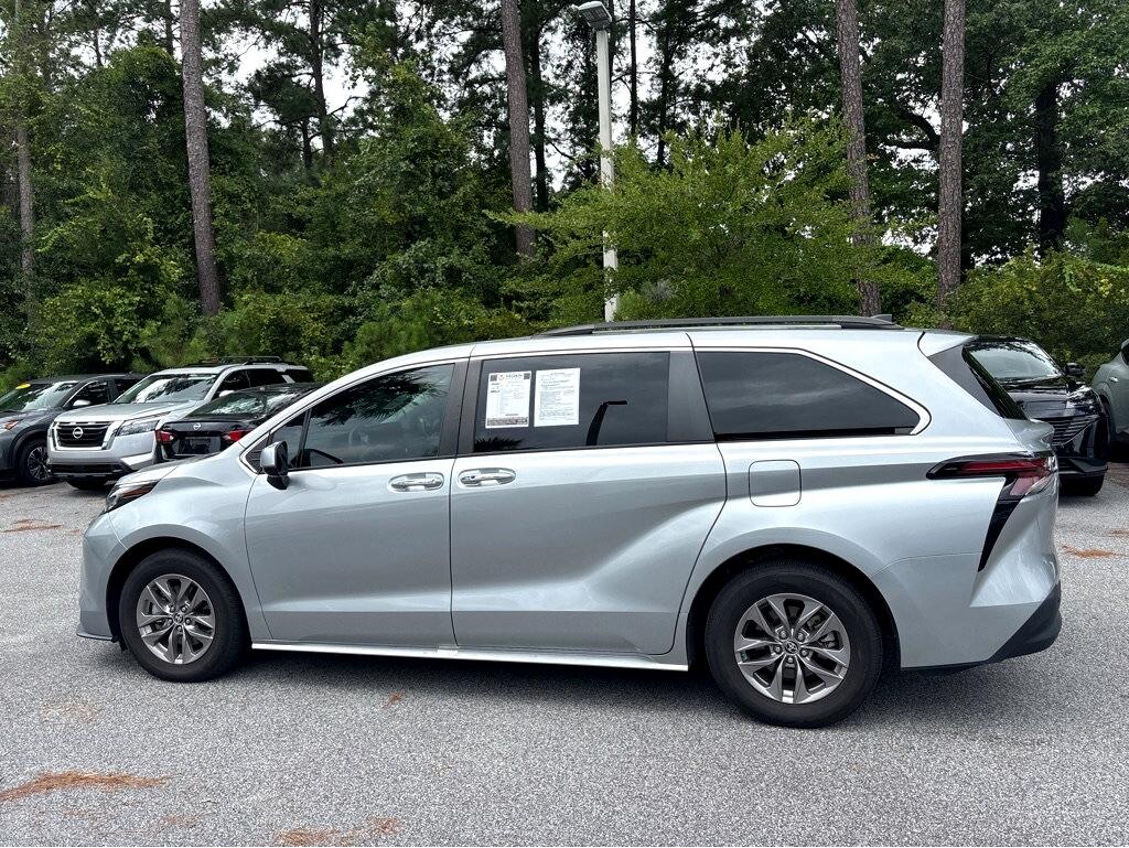 2023 Toyota Sienna XLE photo 3