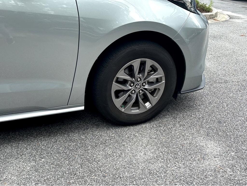 2023 Toyota Sienna XLE photo 4