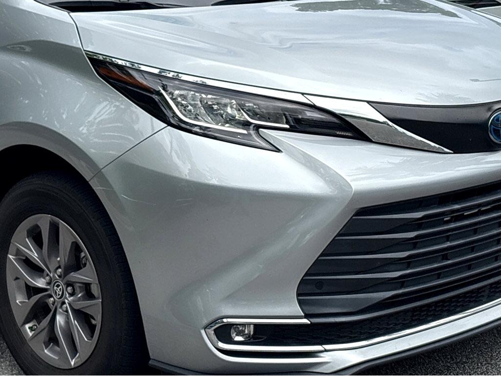 2023 Toyota Sienna XLE photo 6