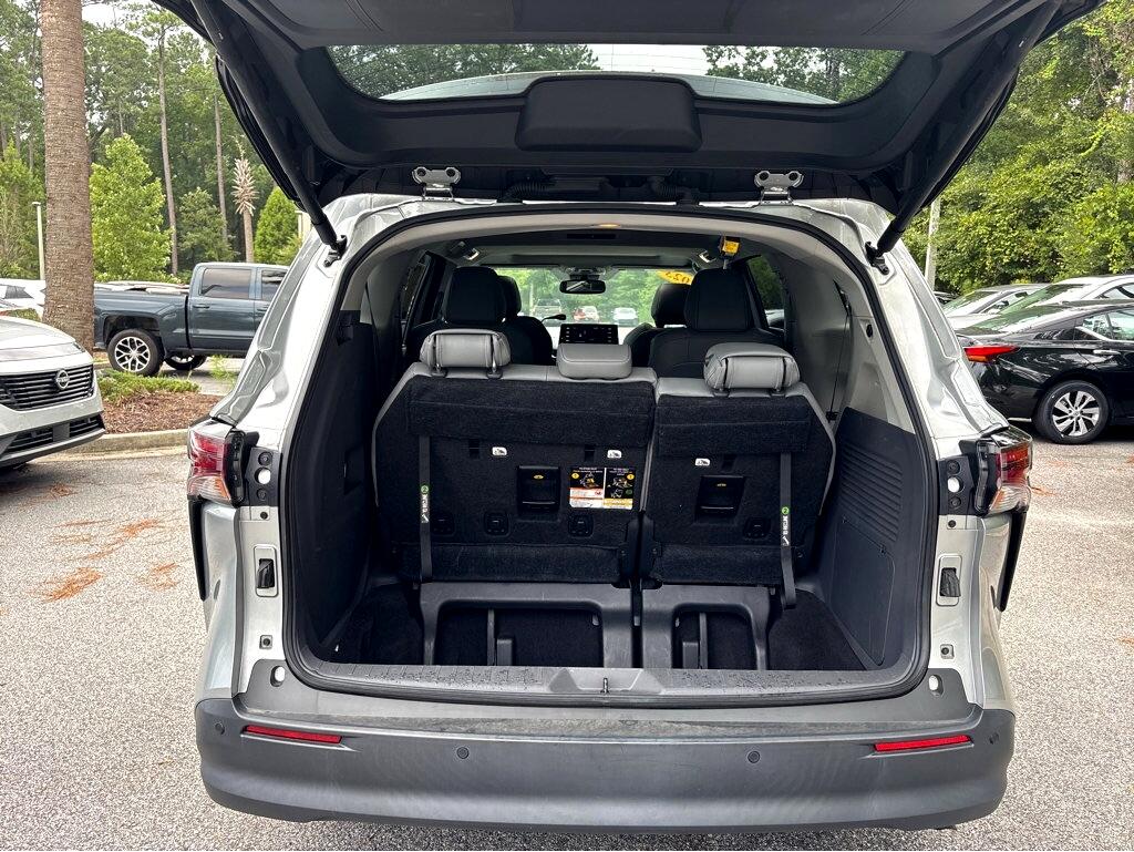 2023 Toyota Sienna XLE photo 8