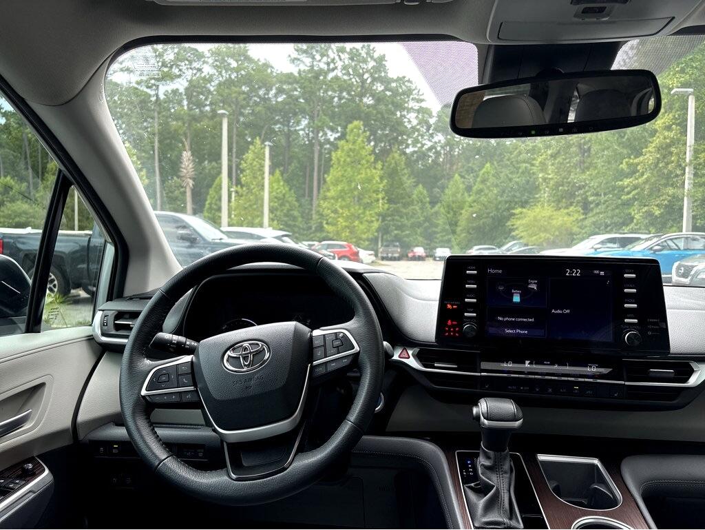2023 Toyota Sienna XLE photo 14