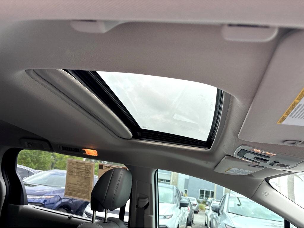 2023 Toyota Sienna XLE photo 17
