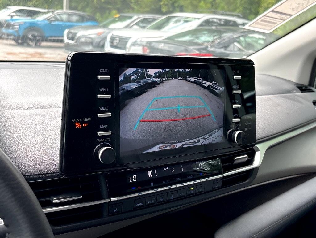 2023 Toyota Sienna XLE photo 18