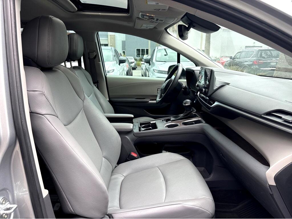 2023 Toyota Sienna XLE photo 19
