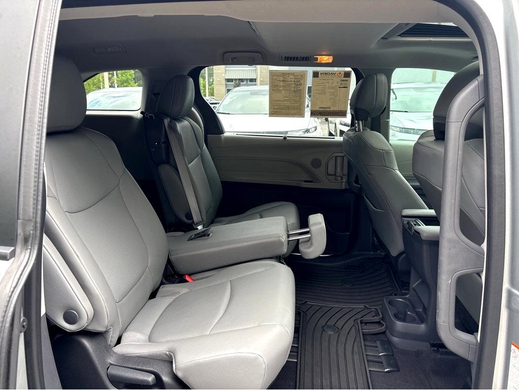 2023 Toyota Sienna XLE photo 20