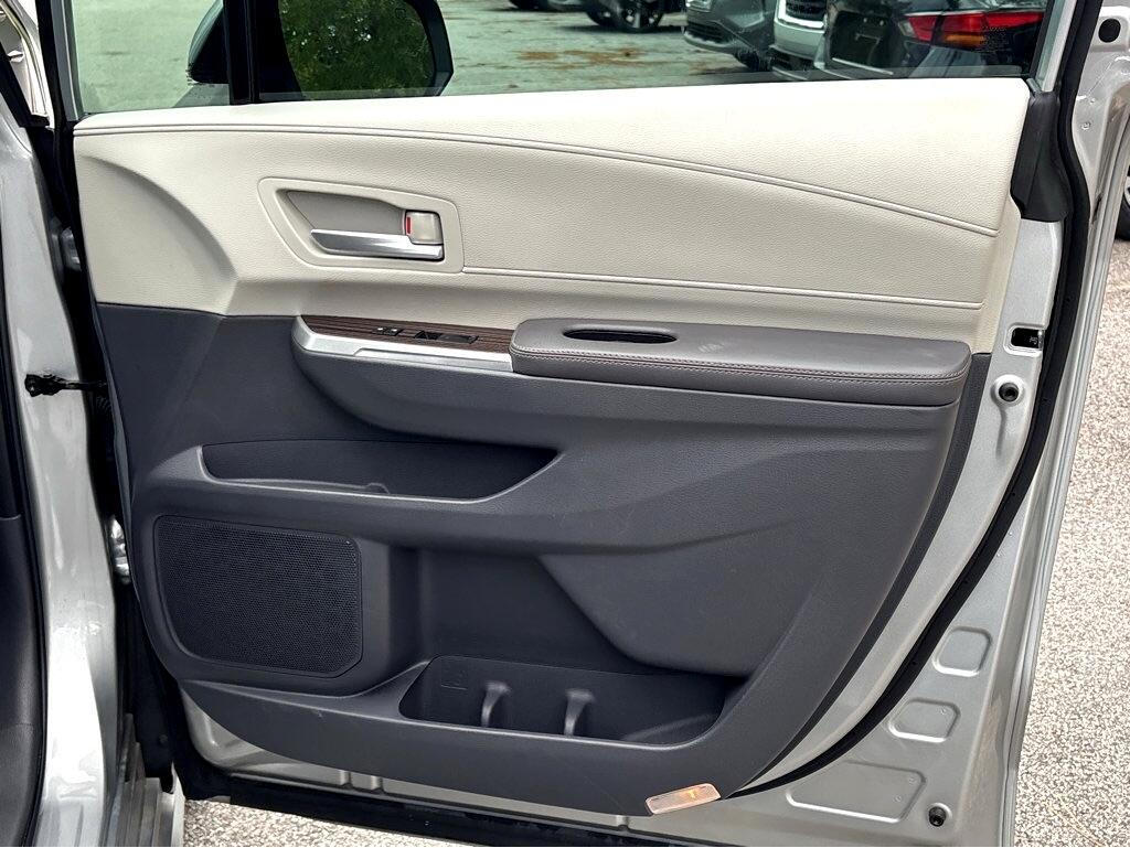 2023 Toyota Sienna XLE photo 21