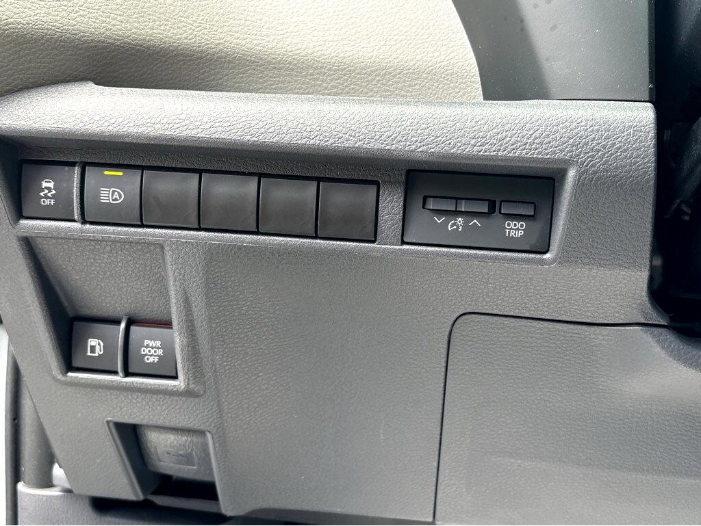 2023 Toyota Sienna XLE photo 22