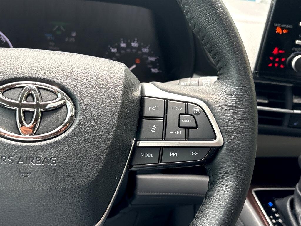 2023 Toyota Sienna XLE photo 24