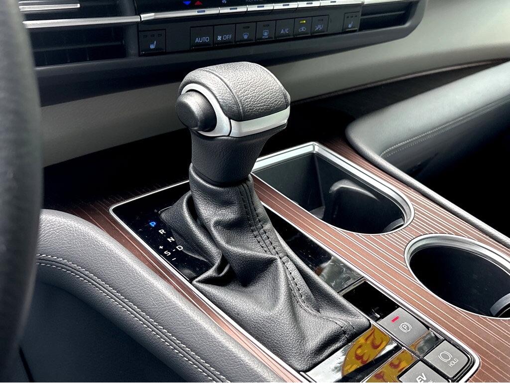 2023 Toyota Sienna XLE photo 25