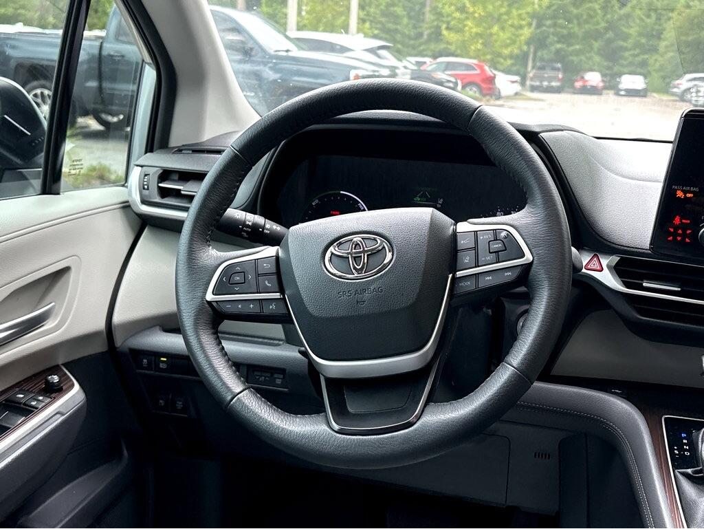 2023 Toyota Sienna XLE photo 26