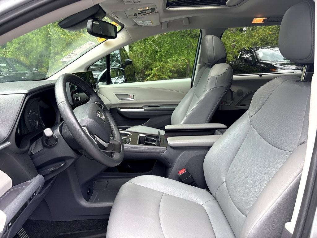 2023 Toyota Sienna XLE photo 27