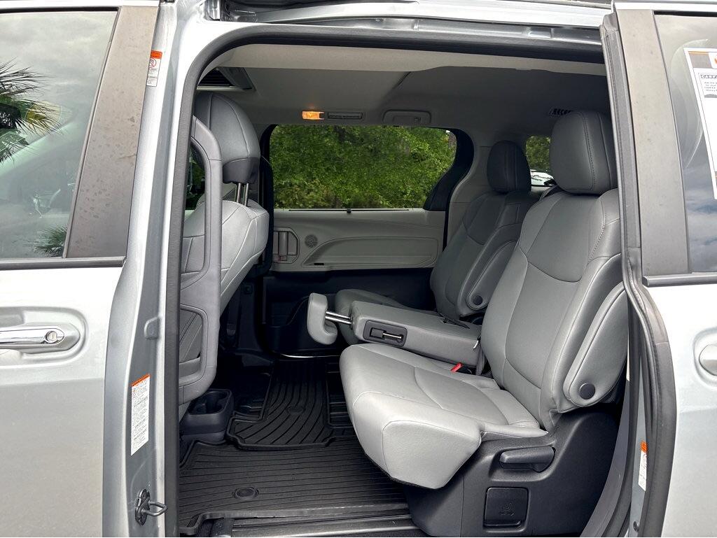 2023 Toyota Sienna XLE photo 28