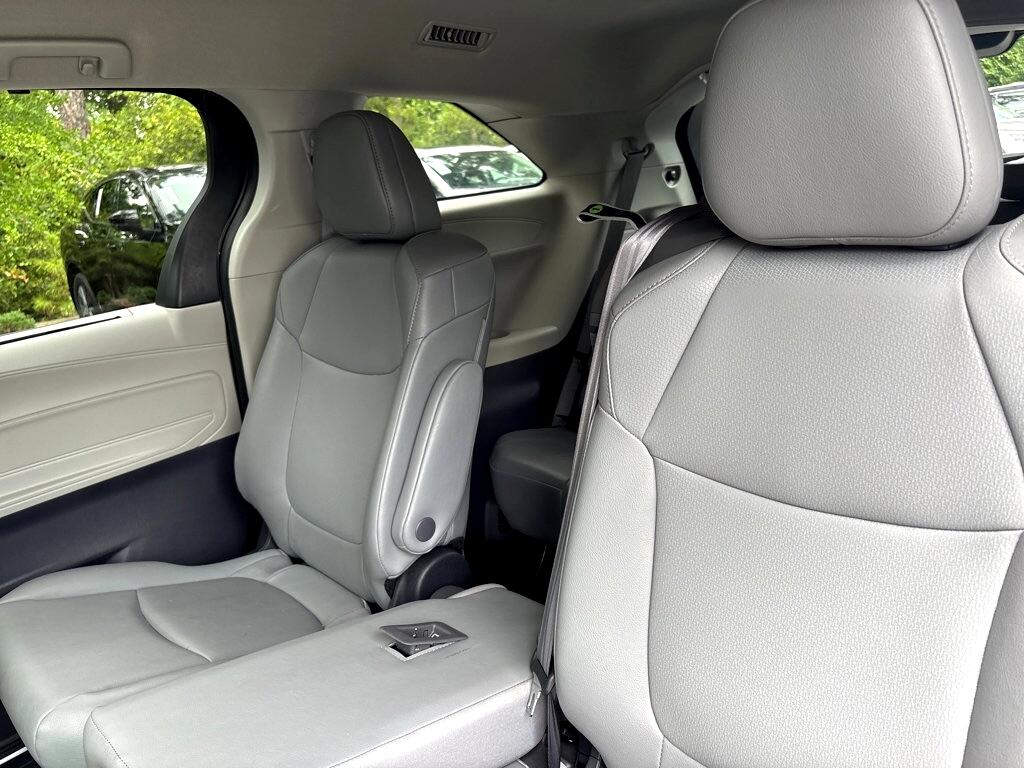 2023 Toyota Sienna XLE photo 29