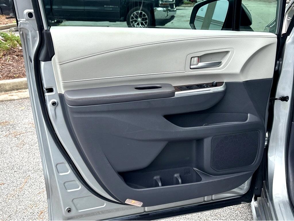 2023 Toyota Sienna XLE photo 32