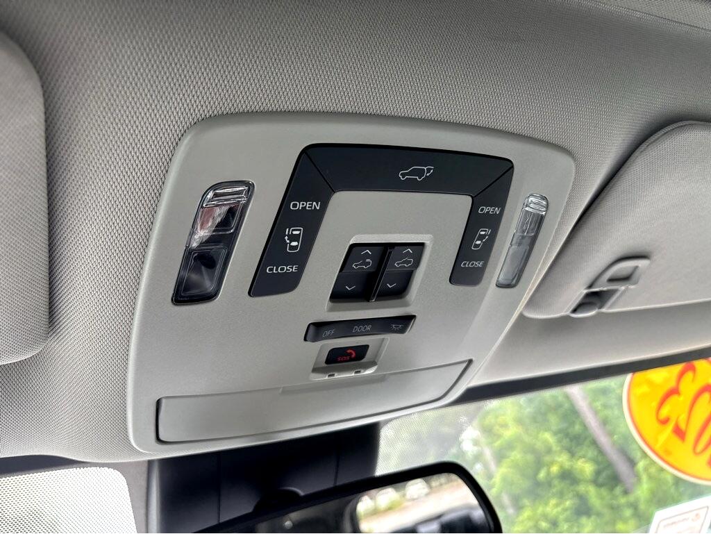 2023 Toyota Sienna XLE photo 34
