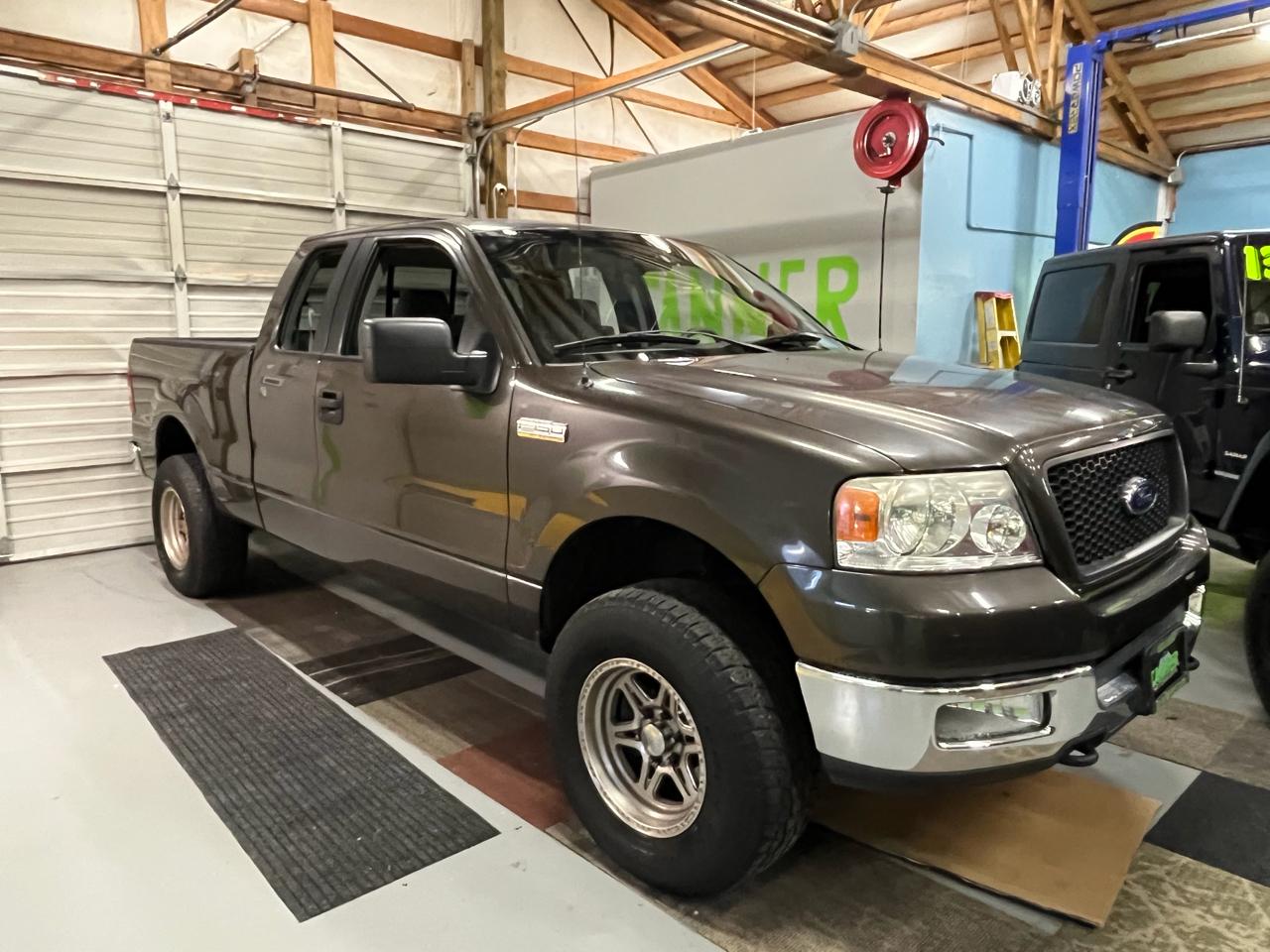2005 Ford F-150 4WD SuperCab 133" XLT
