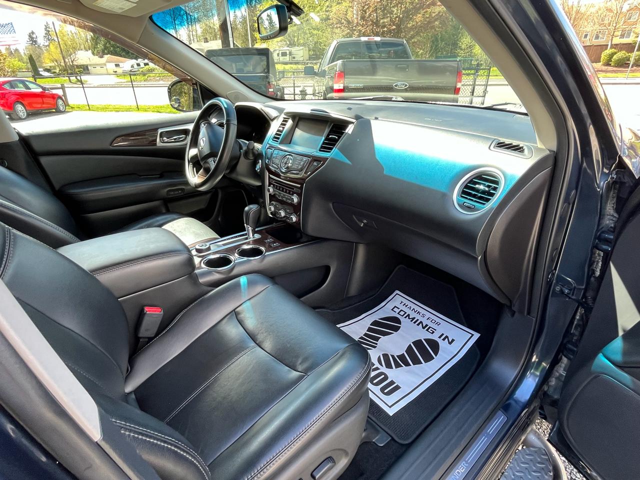 Nissan Pathfinder SV 4WD 2015